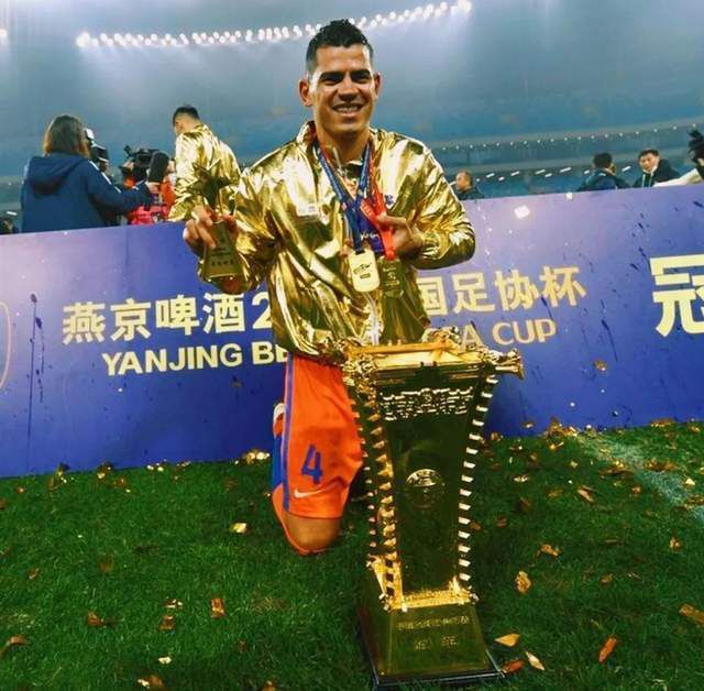根据莱万此前签订的合同，明年将是莱万年薪最高的一年（2023-24赛季薪水）。